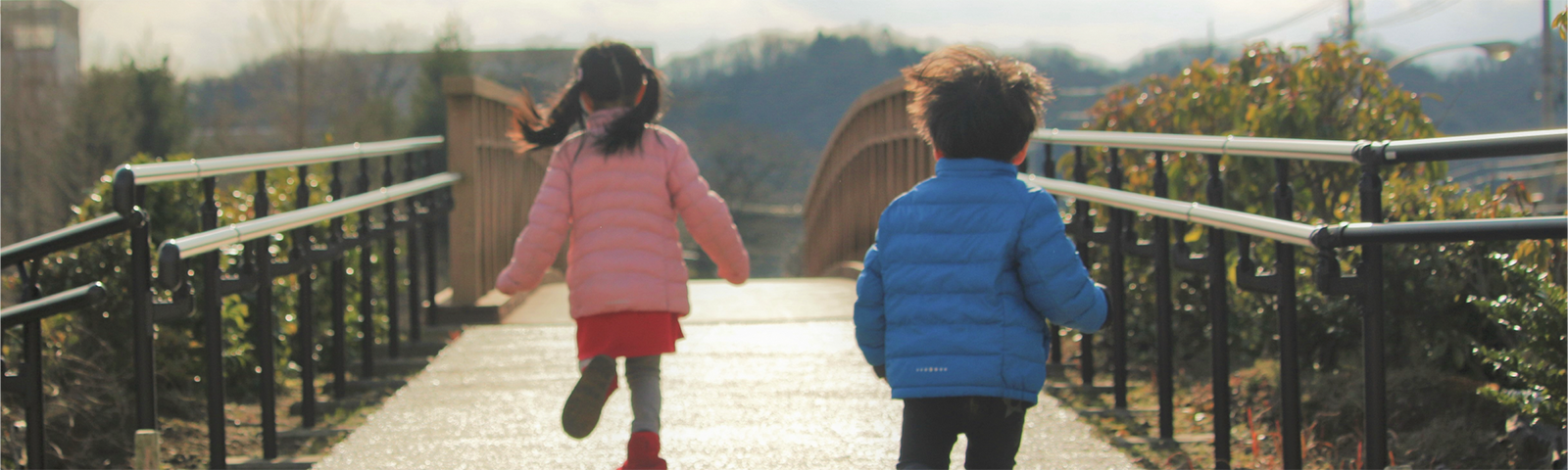 子どもが橋の上を走っている写真
