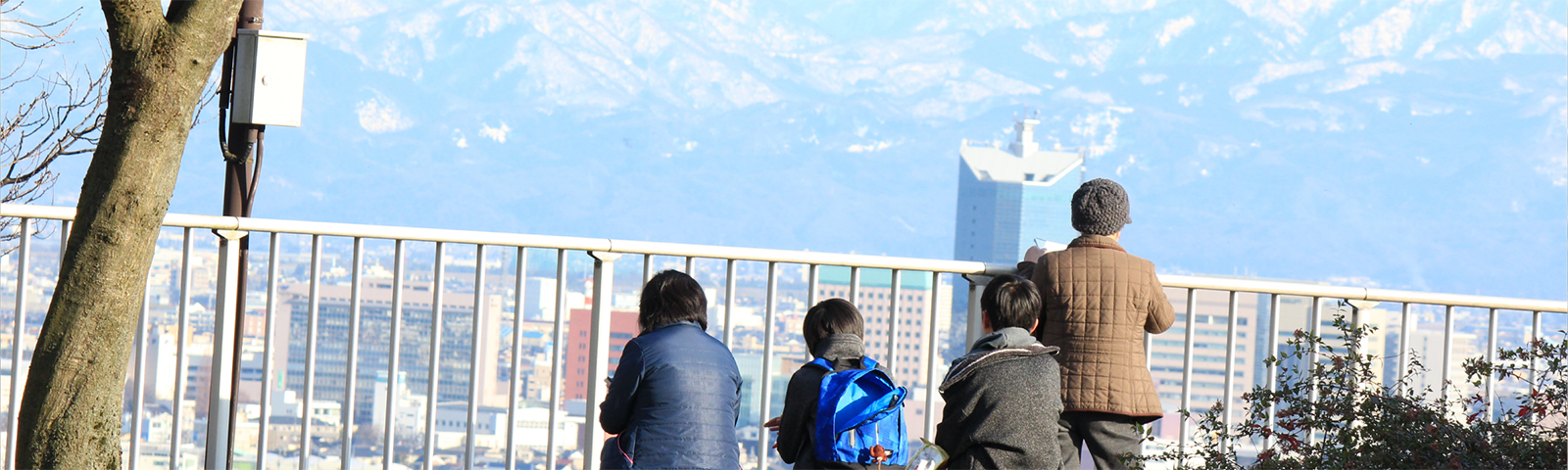 4人の子どもが山を見ている写真