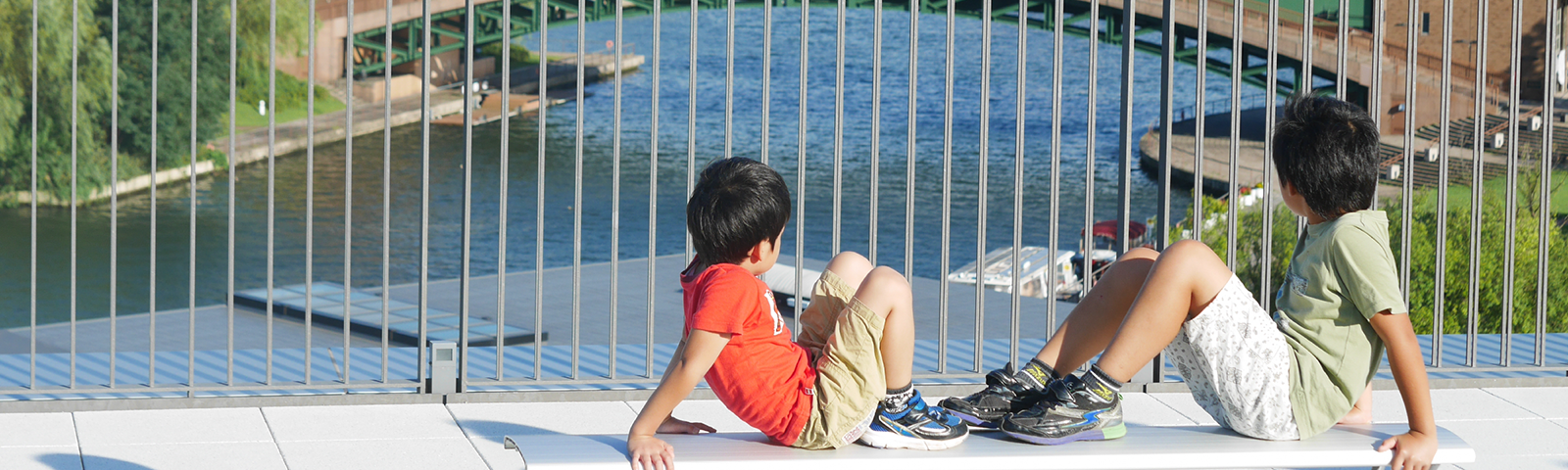 子どもが環水公園の橋を座って見ている写真